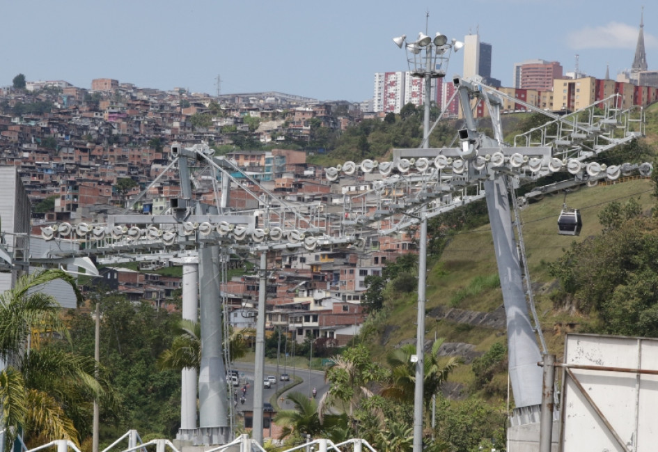 Estas son las pilonas de la Línea 3 del Cable Aéreo que ya están instaladas en Los Cábulos y que conectan con las que pondrán esta semana en Las Colinas. Estas son las pilonas de la Línea 3 del Cable Aéreo que ya están instaladas en Los Cábulos y que conectan con las que pondrán esta semana en Las Colinas.