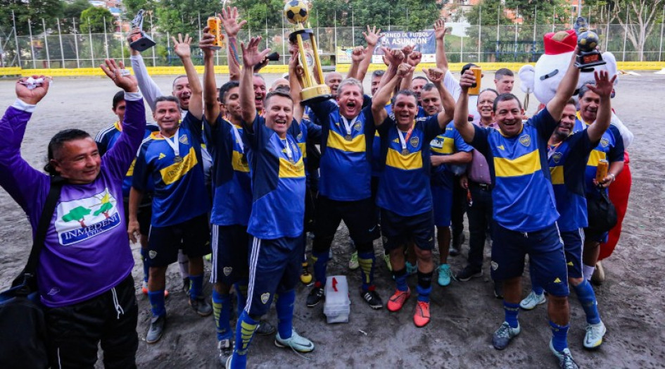 Los campeones, los de Inmedent, levantaron el trofeo de fútbol aficionado en Manizales. Los campeones, los de Inmedent, levantaron el trofeo de fútbol aficionado en Manizales.