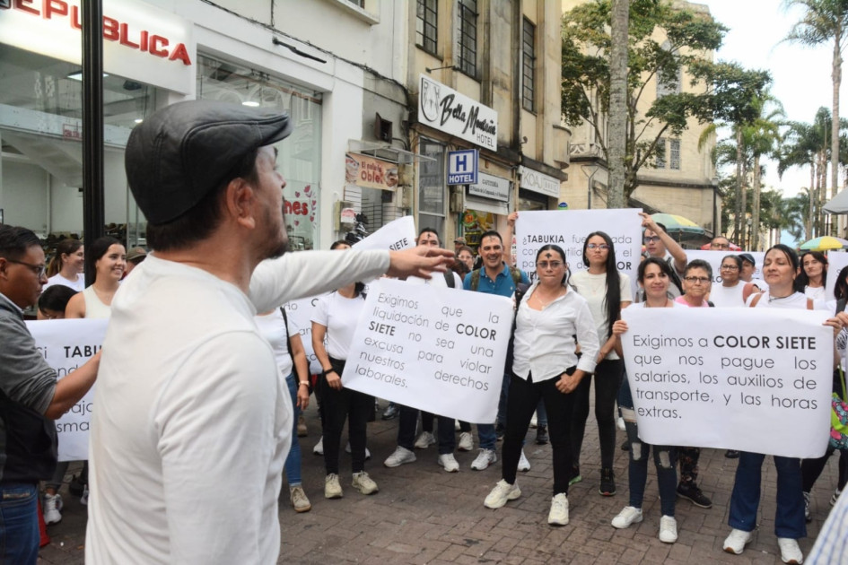 Plantón de empleados de Color Siete en la carrera 23 de Manizales, empresa ubicada en Villamaría liquidada. 