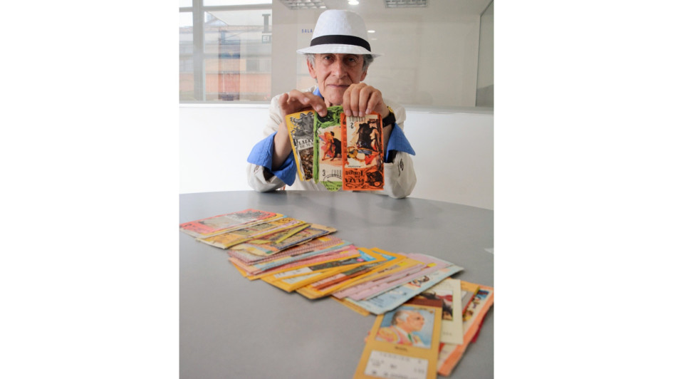 Cristian Justo Cuartas con su colección de boletas de la Temporada Taurina de Manizales. Cristian Justo Cuartas con su colección de boletas de la Temporada Taurina de Manizales.