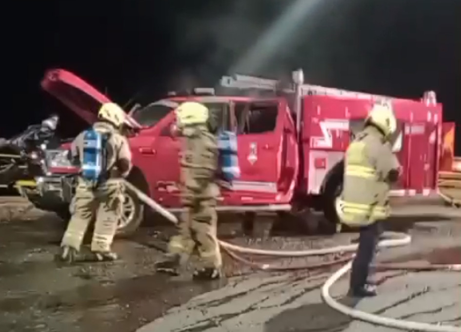 Bomberos acudieron de inmediato al sitio y apagaron el carro incendiado. Bomberos acudieron de inmediato al sitio y apagaron el carro incendiado.