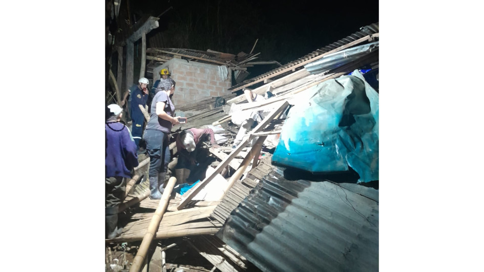Una casa de bahareque se desplomó sobre otra en la vereda El Limón de La Merced. Una casa de bahareque se desplomó sobre otra en la vereda El Limón de La Merced.