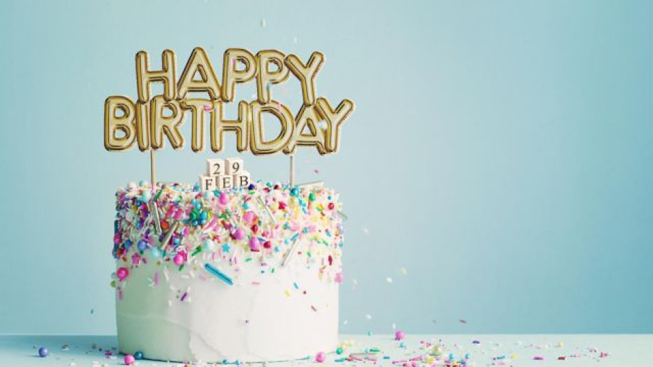 Como-hacen-los-que-cumplen-el-29-de-febrero Torta de cumpleaños que dice "Happy Birthday" con un "29 FEB" encima.