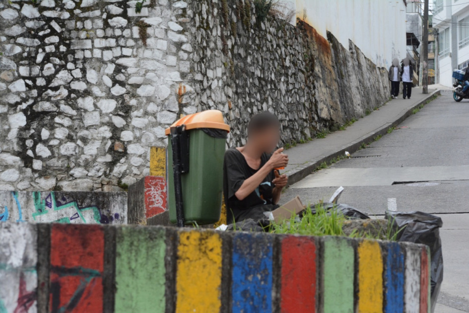 A este hombre lo sorprendieron consumiendo en el parque infantil ubicado a un costado del cementerio San Esteban. A este hombre lo sorprendieron consumiendo en el parque infantil ubicado a un costado del cementerio San Esteban.
