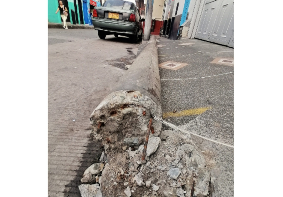 LA PATRIA visitó ayer la zona y el poste aún sigue en el suelo. LA PATRIA visitó ayer la zona y el poste aún sigue en el suelo.