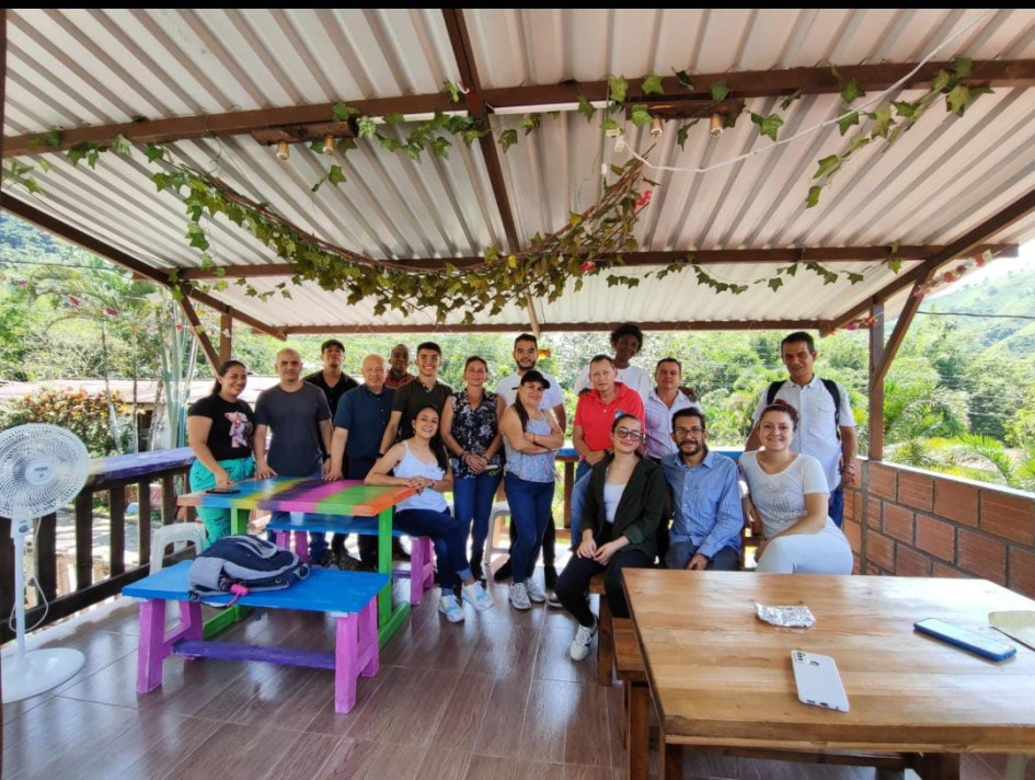 En colegios oficiales de Caldas continúa el movimiento con docentes. Unos entran y otros salen. La situación lleva a que instituciones estén sin profesores, a la espera de nombramientos. En la foto, salientes y entrantes en Pueblo Nuevo (Pensilvania). En colegios oficiales de Caldas continúa el movimiento con docentes. Unos entran y otros salen. La situación lleva a que instituciones estén sin profesores, a la espera de nombramientos. En la foto, salientes y entrantes en Pueblo Nuevo (Pensilvania).