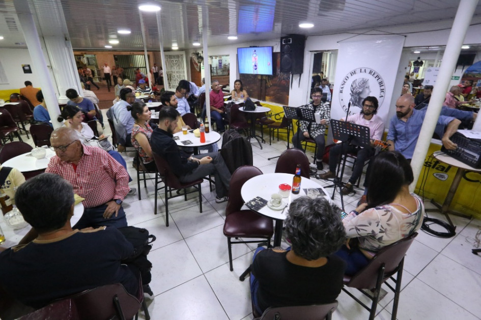 El cabaret literario ayer en el café El Graduado en el Centro de Manizales. El cabaret literario ayer en el café El Graduado en el Centro de Manizales.