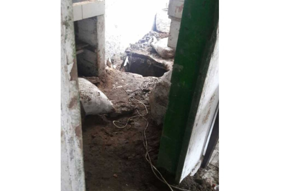 Este túnel era el medio por el que los delincuentes transportaban la droga. Este túnel era el medio por el que los delincuentes transportaban la droga.