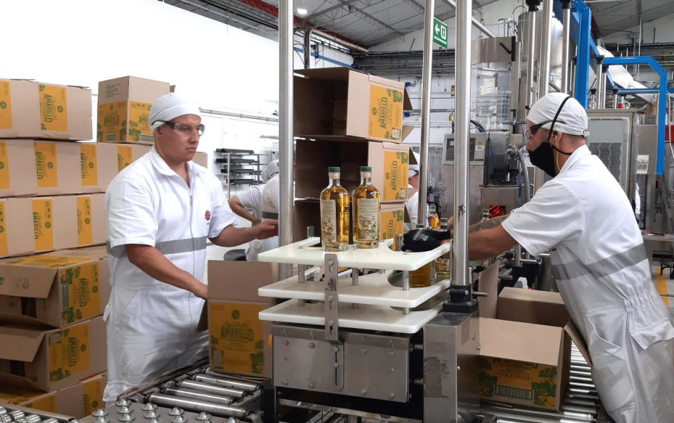 Proceso de fabricación del aguardiente Amarillo de Manzanares, que está en el centro de las disputas de la Industria Licorera de Caldas con la Fábrica de Licores de Antioquia y Cundinamarca. Proceso de fabricación del aguardiente Amarillo de Manzanares, que está en el centro de las disputas de la Industria Licorera de Caldas con la Fábrica de Licores de Antioquia y Cundinamarca.
