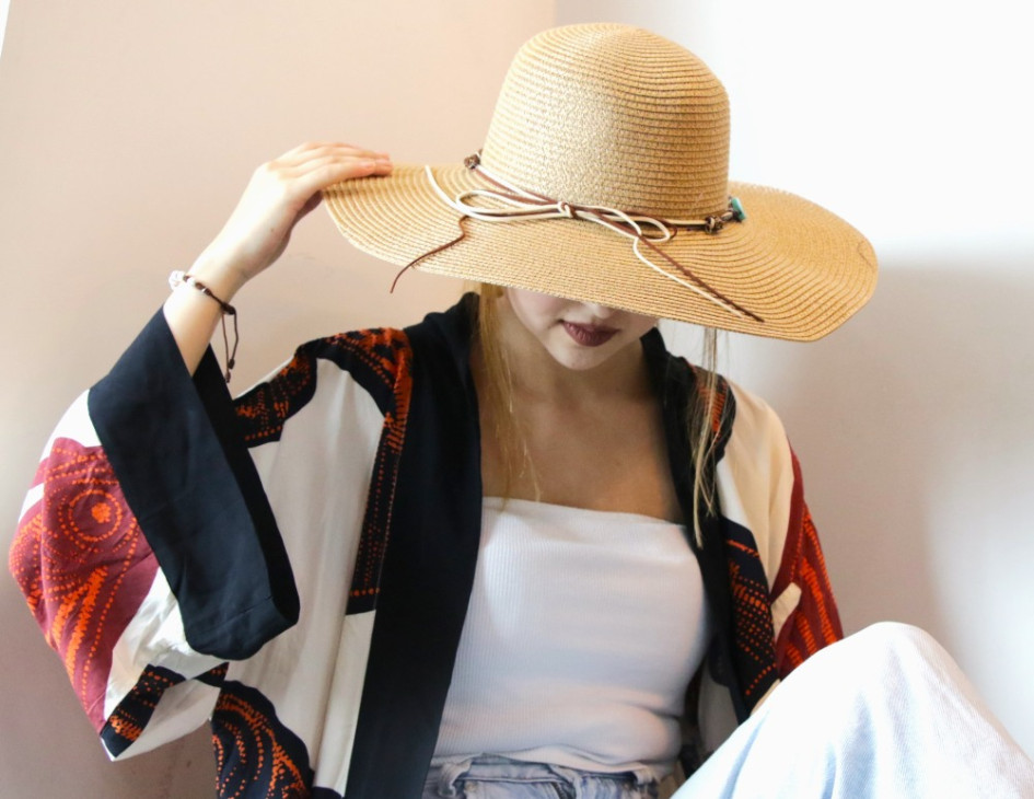 Las telas delgadas y despegadas, los colores claros, los sombreros y las gorras, los tenis, las sandalias y los vestidos de baño están de moda por el verano. Las telas delgadas y despegadas, los colores claros, los sombreros y las gorras, los tenis, las sandalias y los vestidos de baño están de moda por el verano.