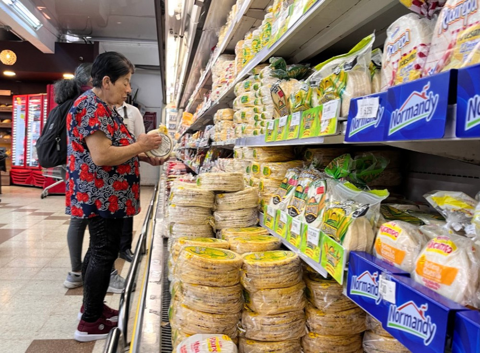 LA PATRIA recorrió los estantes del supermercado El Ahorro para conocer los cambios en los precios de 25 productos alimenticios y del hogar entre enero del 2023 y febrero del 2024. LA PATRIA recorrió los estantes del supermercado El Ahorro para conocer los cambios en los precios de 25 productos alimenticios y del hogar entre enero del 2023 y febrero del 2024.