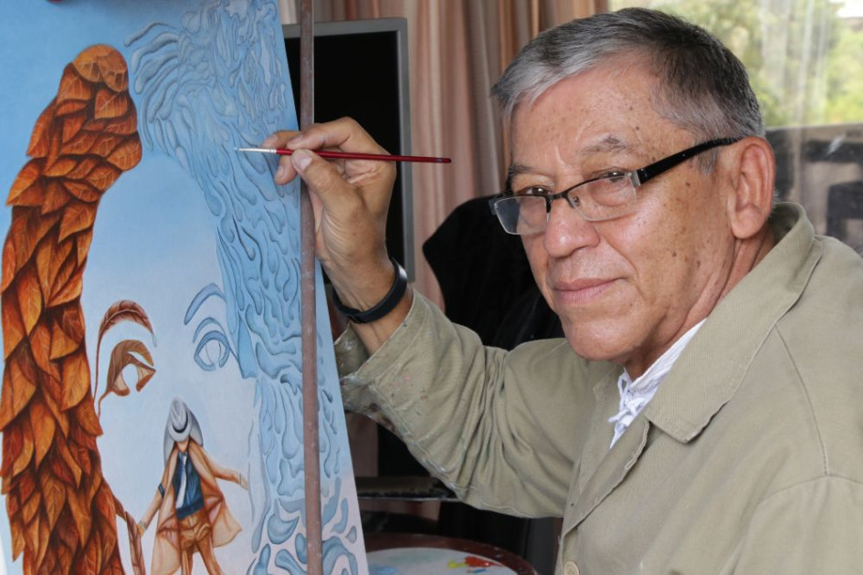 Gilberto Nieto Ceballos, en su taller con el retrato surrealista de Michael Jackson. Gilberto Nieto Ceballos, en su taller con el retrato surrealista de Michael Jackson.