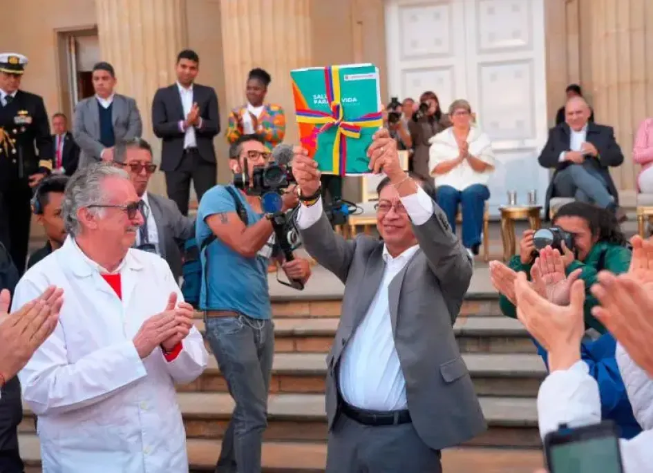 En febrero del 2023, el presidente Gustavo Petro y su equipo de Gobierno presentaron el proyecto de la Reforma a la Salud, que fue aprobado posteriormente en el Congreso. En febrero del 2023, el presidente Gustavo Petro y su equipo de Gobierno presentaron el proyecto de la Reforma a la Salud, que fue aprobado posteriormente en el Congreso.