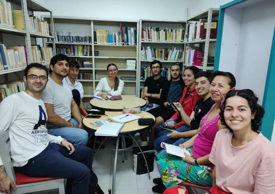 El club de lectura que se realiza en la biblioteca de la Alianza Francesa. El club de lectura que se realiza en la biblioteca de la Alianza Francesa.