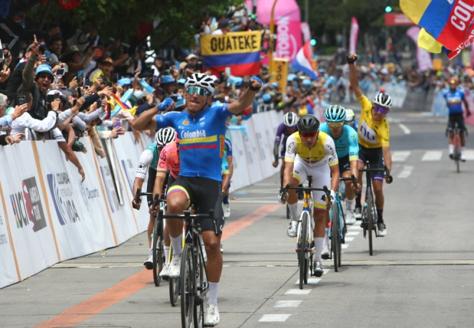 Jhónatan Restrepo, caldense, celebra su triunfo en la última etapa del Tour Colombia 2024. Jhónatan Restrepo