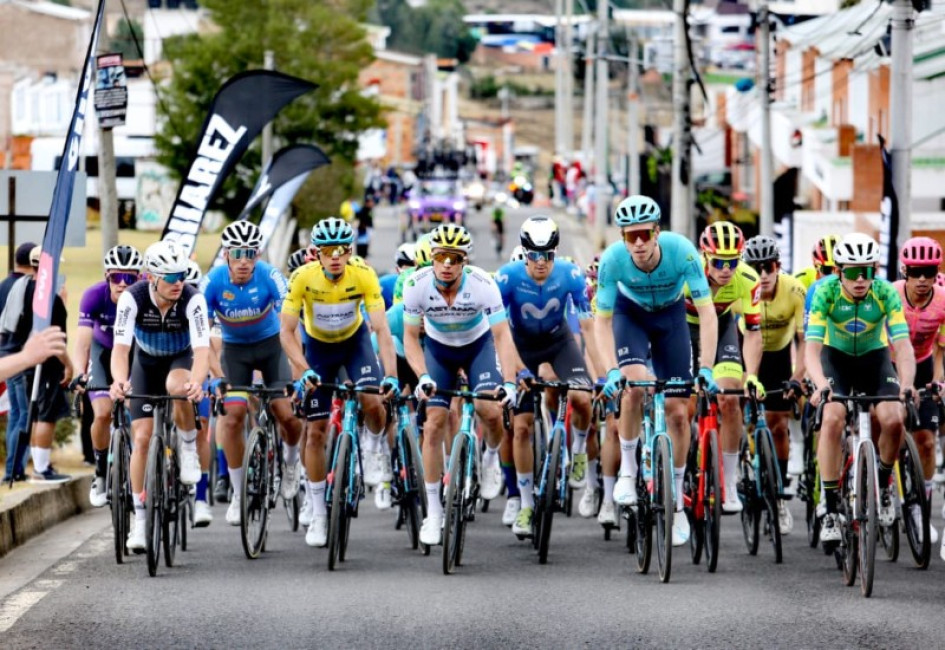 El kazajo Alexey Lutsenko (de azul claro) por las calles de Tunja, en el circuito del Tour Colombia. El kazajo Alexey Lutsenko (de azul claro) por las calles de Tunja, en el circuito del Tour Colombia.