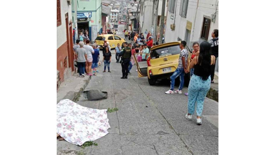 En el barrio Las Américas de Manizales un taxi al parecer sin frenos atropelló y mató a una mujer que caminaba por la calle. En el barrio Las Américas de Manizales un taxi al parecer sin frenos atropelló y mató a una mujer que caminaba por la calle.