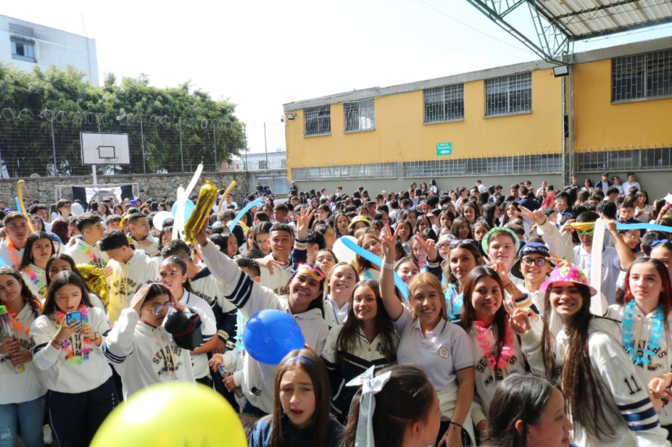 La música puso a disfrutar a los estudiantes de bachillerato. La música puso a disfrutar a los estudiantes de bachillerato.