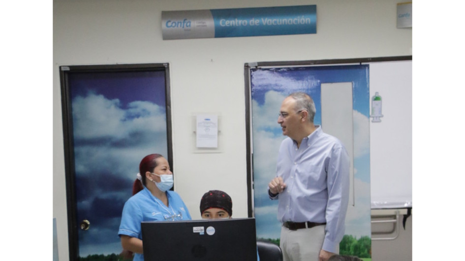 Juan Eduardo Zuluaga Perna, director de la Caja de Compensación de Caldas (Confa), aparece, en la imagen, con Marla Torres Hernández y María Alejandra Marín de vacunación del centro médico de La 50. Continuarán con lo ambulatorio. Juan Eduardo Zuluaga Perna, director de la Caja de Compensación de Caldas (Confa), aparece, en la imagen, con Marla Torres Hernández y María Alejandra Marín de vacunación del centro médico de La 50. Continuarán con lo ambulatorio.