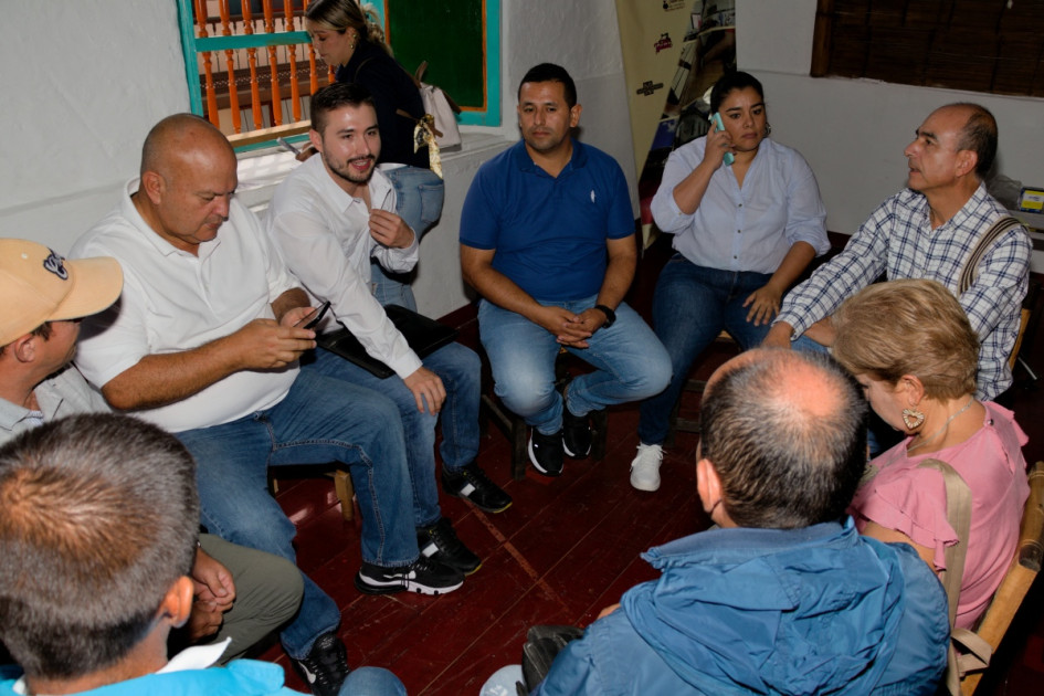 Mesa de trabajo, de las 12 que se conformaron con la comunidad de Salamina, para definir prioridades en el Plan de Desarrollo de Caldas. Mesa de trabajo, de las 12 que se conformaron con la comunidad de Salamina, para definir prioridades en el Plan de Desarrollo de Caldas.