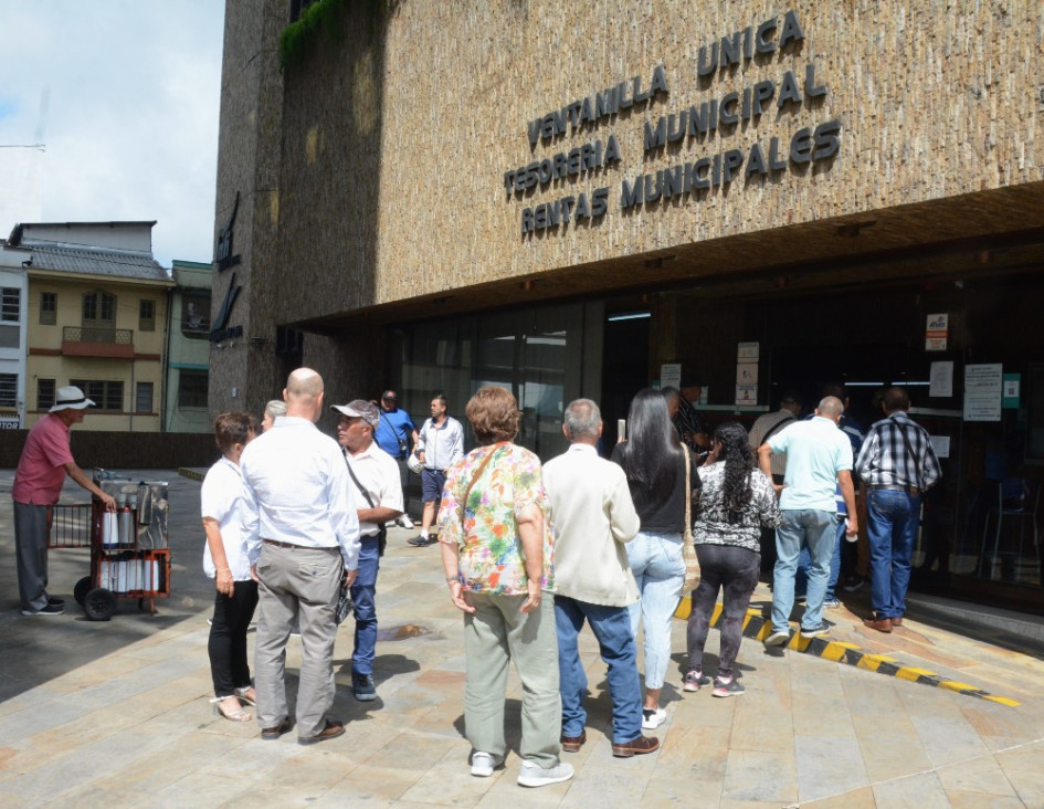 Contribuyentes en la sala de espera de la Unidad de Rentas en la mañana de ayer. Contribuyentes en la sala de espera de la Unidad de Rentas en la mañana de ayer.