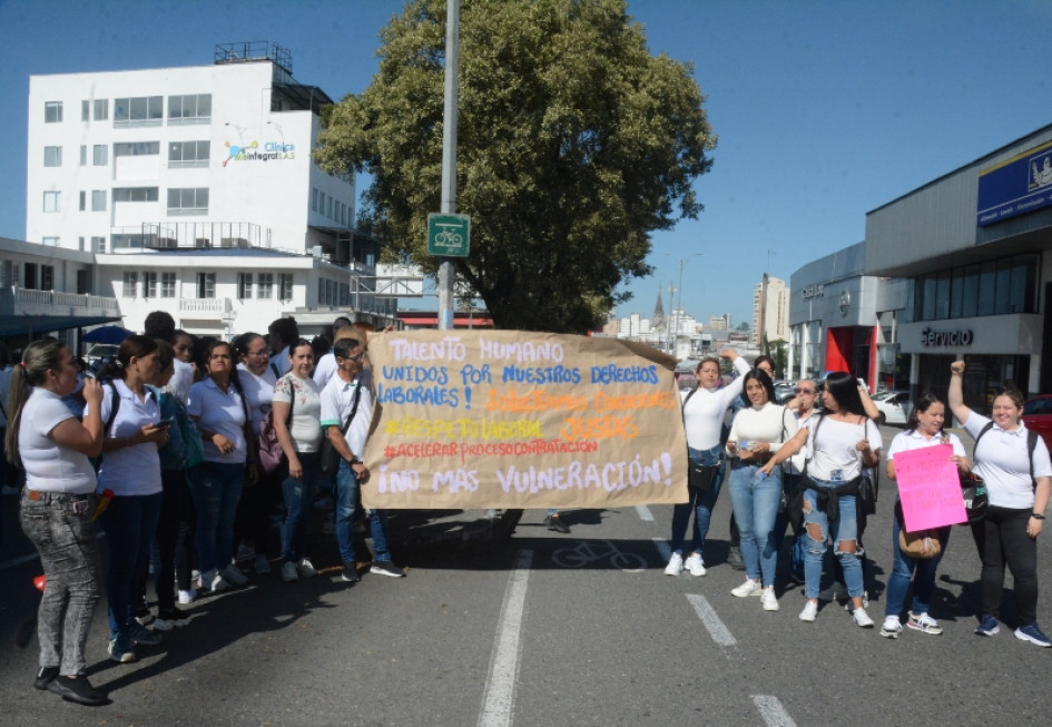 Con pancartas como esta, las madres comunitarias de Caldas protestan porque el ICBF aún no las contrata. Protesta en el ICBF Caldas.