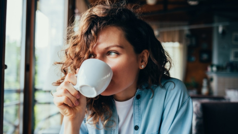 Para-que-sirve-el-cafe-de-brusca Mujer bebiendo algo de una taza