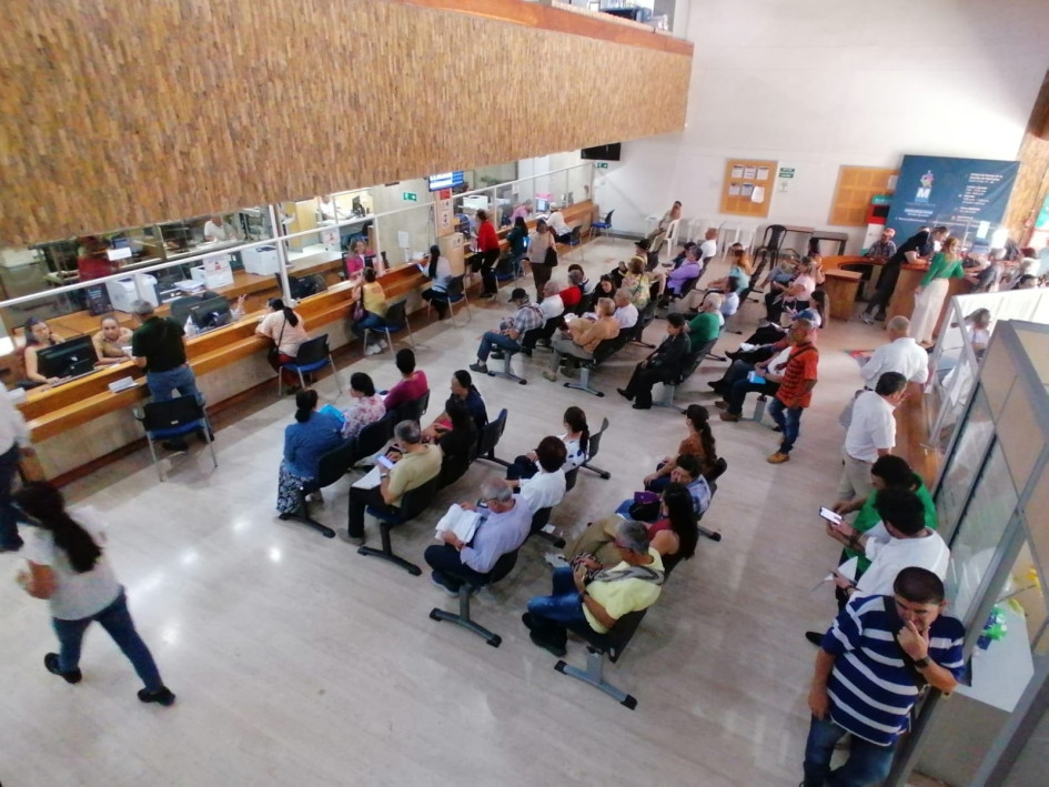 Ciudadanos pagando el predial en las oficinas de la Unidad de Rentas de la Alcaldía de Manizales Ciudadanos pagando el predial en las oficinas de la Unidad de Rentas de la Alcaldía de Manizales