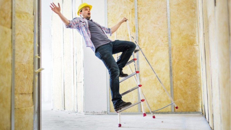 Que-es-un-incidente-de-trabajo Trabajador cayéndose de una escalera.