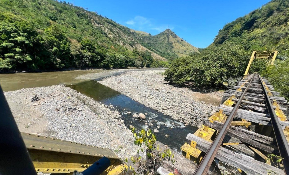 El panorama del río Campoalegre es de polvo y piedras. El fenómeno de El Niño se siente con rigor en esta zona del corregimiento de Arauca (Palestina) y por eso su desembocadura al río Cauca se ha reducido considerablemente. Antes, el nivel del agua llegaba a la base de los rieles del ferrocarril, ahora ha mermado hasta el punto en que se observa un hilo de agua perdiéndose entre las rocas. El panorama del río Campoalegre es de polvo y piedras. El fenómeno de El Niño se siente con rigor en esta zona del corregimiento de Arauca (Palestina) y por eso su desembocadura al río Cauca se ha reducido considerablemente. Antes, el nivel del agua llegaba a la base de los rieles del ferrocarril, ahora ha mermado hasta el punto en que se observa un hilo de agua perdiéndose entre las rocas.