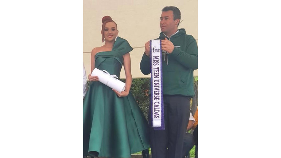 El alcalde Jesús Iván Ospina entregó nota de estilo e impuso la banda a Isabella Ospina Carvajal como representante de Pensilvania y de Caldas en Miss Teen Universe Colombia a cumplirse en Barranquilla en junio. El alcalde Jesús Iván Ospina entregó nota de estilo e impuso la banda a Isabella Ospina Carvajal como representante de Pensilvania y de Caldas en Miss Teen Universe Colombia a cumplirse en Barranquilla en junio.