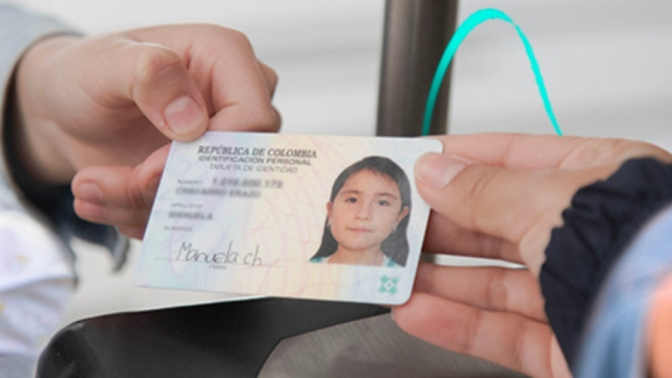 Requisitos-para-sacar-la-tarjeta-de-identidad Persona la entrega una tarjeta de identidad a otra