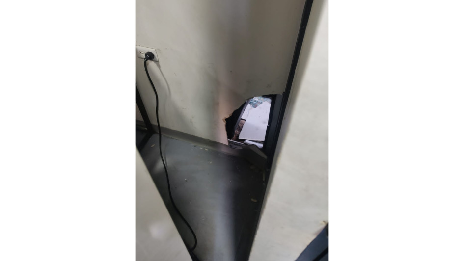 En una misma semana robaron en dos establecimientos de la misma cuadra en el Centro de Manizales. En la foto, el hueco por el que ingresaron a robar la caja registradora de San Juanitas Empanadas. En una misma semana robaron en dos establecimientos de la misma cuadra en el Centro de Manizales. En la foto, el hueco por el que ingresaron a robar la caja registradora de San Juanitas Empanadas.