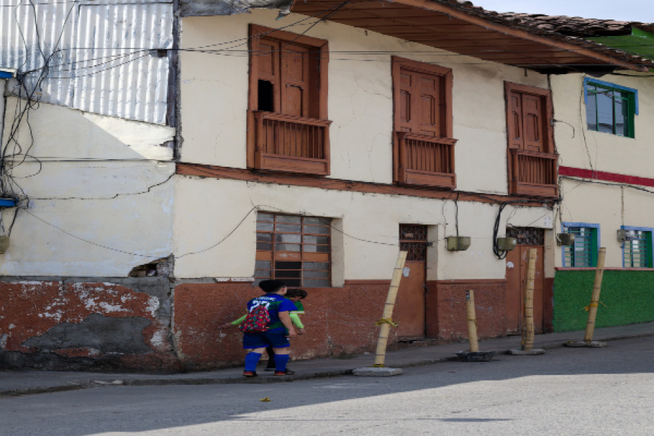Pasan a diario peatones y vehículos a unos pocos metros de la vivienda en deterioro. Pasan a diario peatones y vehículos a unos pocos metros de la vivienda en deterioro.