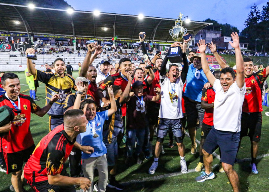 La Salsoteta La Ponceña celebró este domingo su nuevo título en el torneo de Reyes Magos en Aranjuez. La Salsoteta La Ponceña celebró este domingo su nuevo título en el torneo de Reyes Magos en Aranjuez.