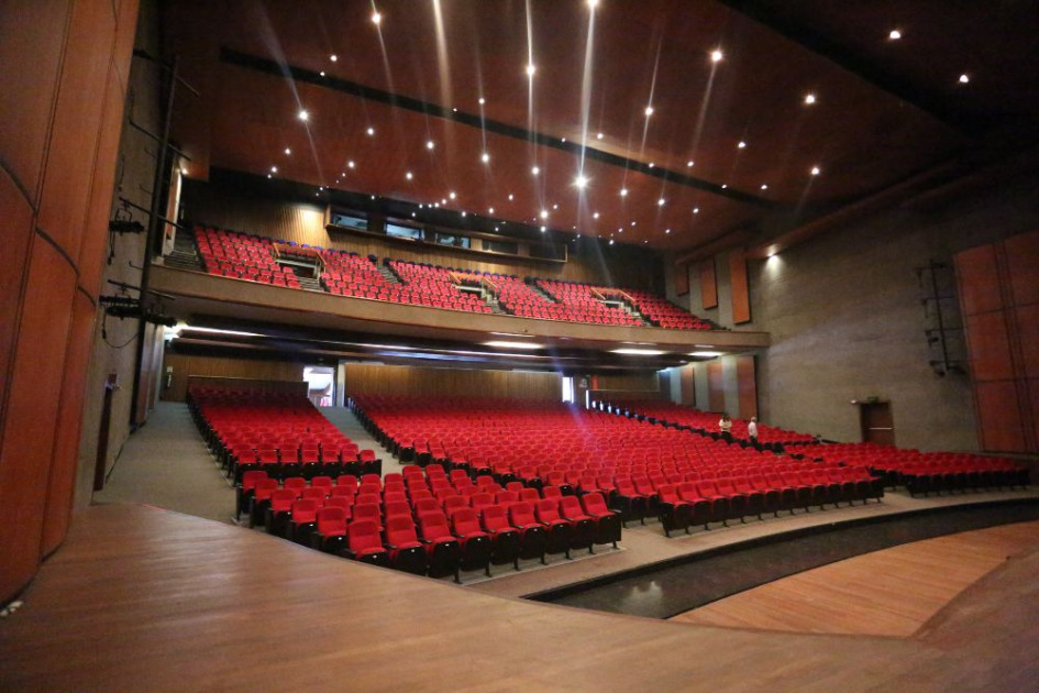 El sonido actual del teatro se instaló en 2005 y su rendimiento es del 30%. Ante esta situación los eventos deben destinar un rubro adicional para contratar elementos con mejores características. El sonido actual del teatro se instaló en 2005 y su rendimiento es del 30%. Ante esta situación los eventos deben destinar un rubro adicional para contratar elementos con mejores características.