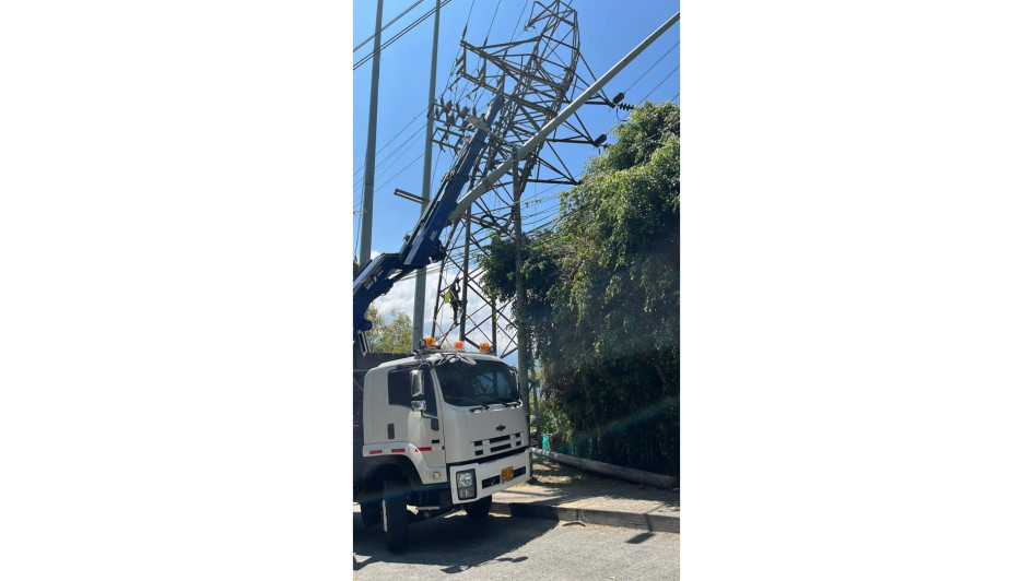 El pasado domingo, los vecinos del Alto del Perro reportaron que una torre de electricidad estaba a punto de caerse. La Chec interviene la estructura para reemplazarla. El pasado domingo, los vecinos del Alto del Perro reportaron que una torre de electricidad estaba a punto de caerse. La Chec interviene la estructura para reemplazarla.