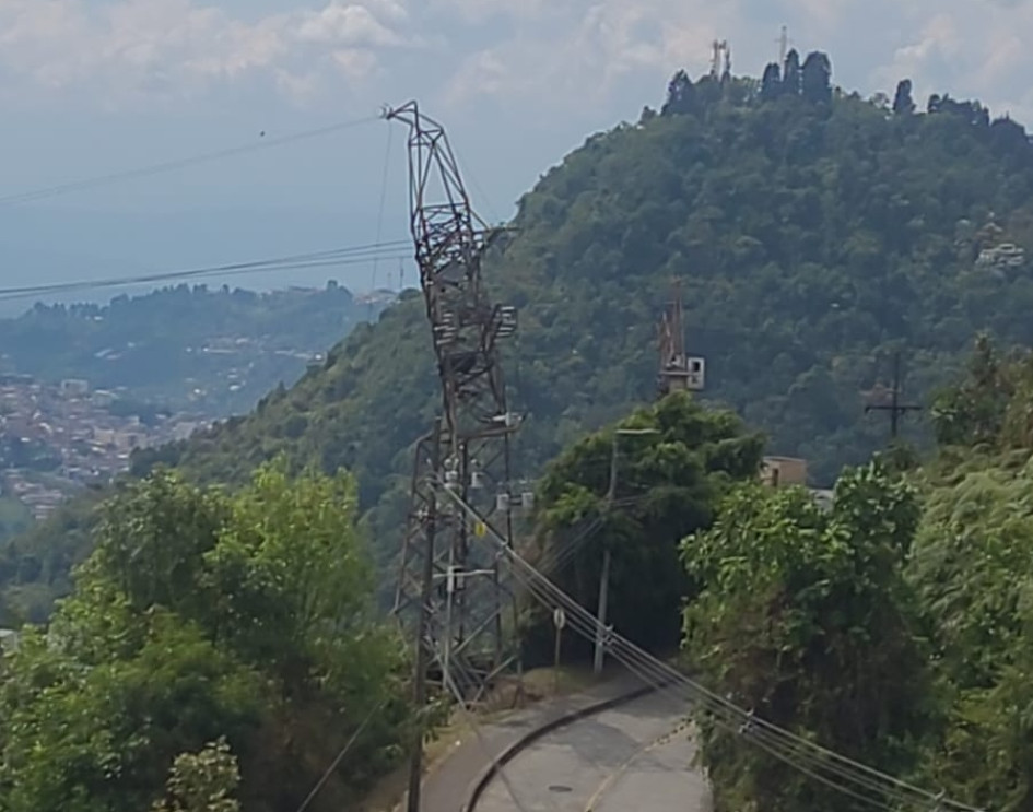 Esta es la torre afectada en el Alto del Perro. Torre de electricidad en el Alto del Perro