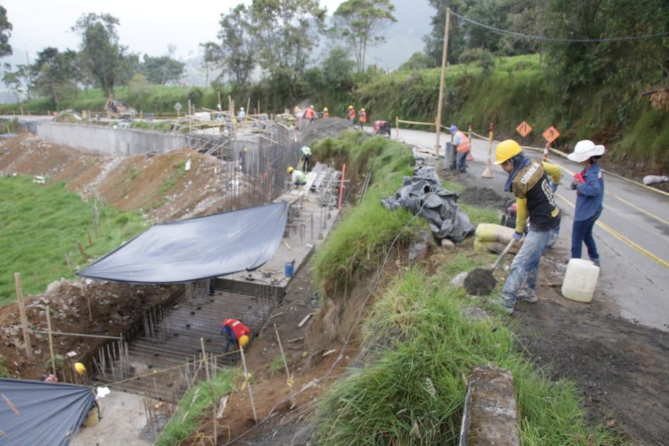 Varios muros de contención se construyen en el carril izquierdo de la vía, bajando desde el Acuaparque hasta Termales El Otoño. Son las obras que cuestiona la Sociedad de Ingenieros, pues se pudo ampliar al lado derecho para reducir costos. Varios muros de contención se construyen en el carril izquierdo de la vía, bajando desde el Acuaparque hasta Termales El Otoño. Son las obras que cuestiona la Sociedad de Ingenieros, pues se pudo ampliar al lado derecho para reducir costos.