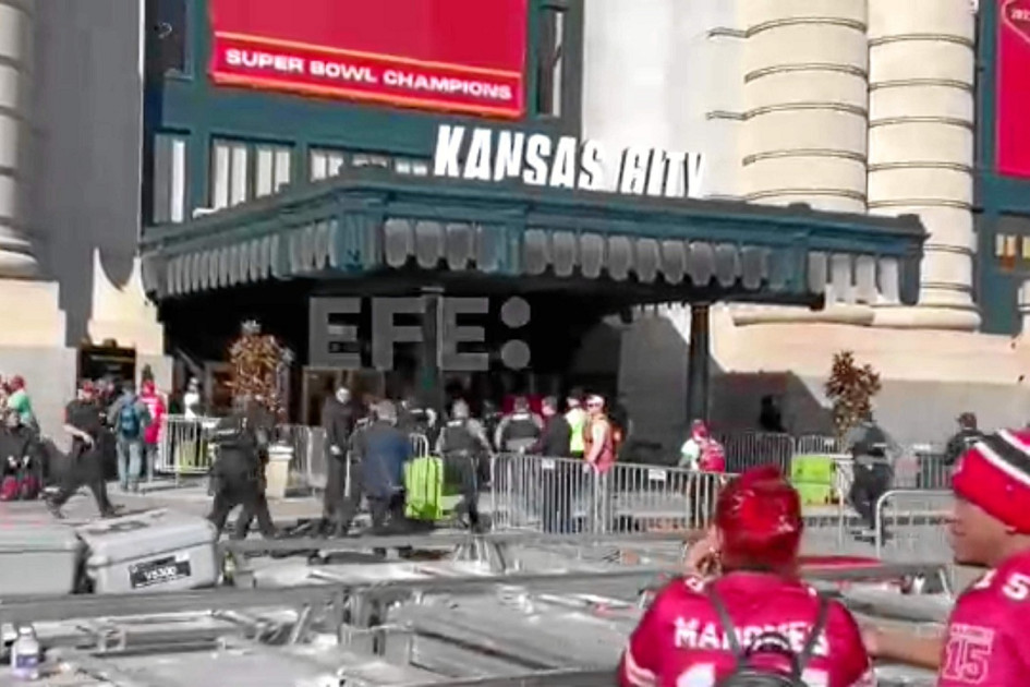 Foto | EFE | LA PATRIA El suceso tuvo lugar en las inmediaciones de Union Station, la estación central de ferrocarriles de Kansas City, punto final del desfile de celebración de los Kansas City Chiefs y en el que estaban concentrados numerosos aficionados. Foto | EFE | LA PATRIA El suceso tuvo lugar en las inmediaciones de Union Station, la estación central de ferrocarriles de Kansas City, punto final del desfile de celebración de los Kansas City Chiefs y en el que estaban concentrados numerosos aficionados.