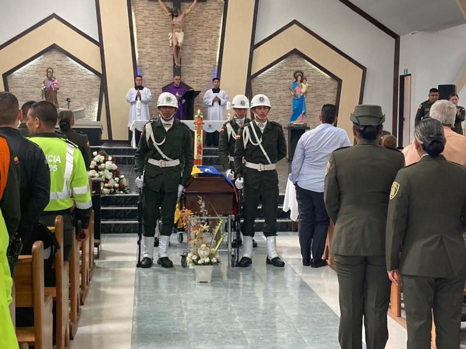 Honras fúnebres del subintendente de la Policía Sady Rivera Quintero, comandante del CAI de Aranjuez, asesinado en Ecuador. Honras fúnebres del subintendente de la Policía Sady Rivera Quintero, comandante del CAI de Aranjuez, asesinado en Ecuador.