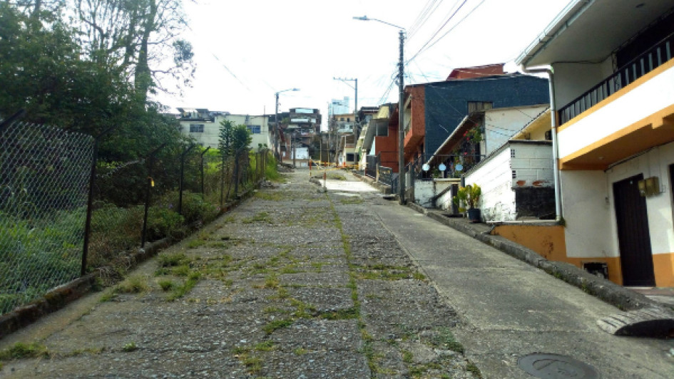 La calle será arreglada junto con el alcantarillado del sector. La calle 11 tiene grietas en donde la maleza crece en las aberturas