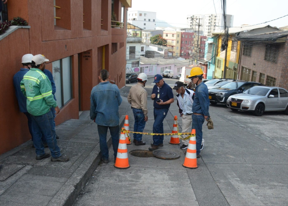 Dentro de esta recámara fue la explosión y la persona lesionada es un funcionario de una empresa telefónica que se encontraba adentro trabajando. Dentro de esta recámara fue la explosión y la persona lesionada es un funcionario de una empresa telefónica que se encontraba adentro trabajando.