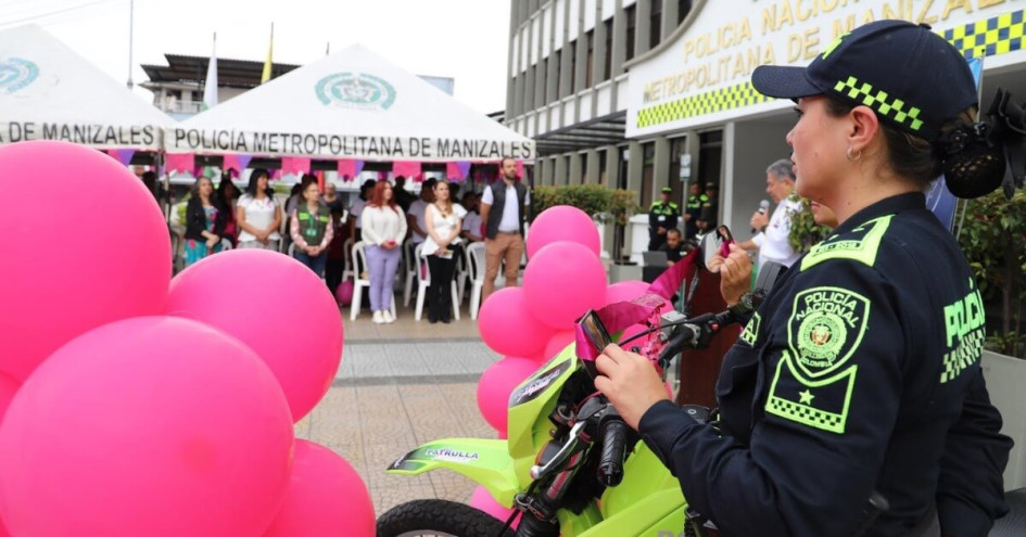 En Manizales y Caldas está la Patrulla Púrpura, estrategia dirigida a combatir cualquier forma de violencia contra la mujer. Va articulada con los servicios de atención de la Administración municipal, Fiscalía y comisarías de familia. En Manizales y Caldas está la Patrulla Púrpura, estrategia dirigida a combatir cualquier forma de violencia contra la mujer. Va articulada con los servicios de atención de la Administración municipal, Fiscalía y comisarías de familia.