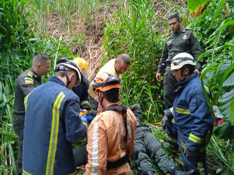 Rescate de uno de los cuatro policías lesionados en Salamina. Rescate de uno de los cuatro policías lesionados en Salamina.