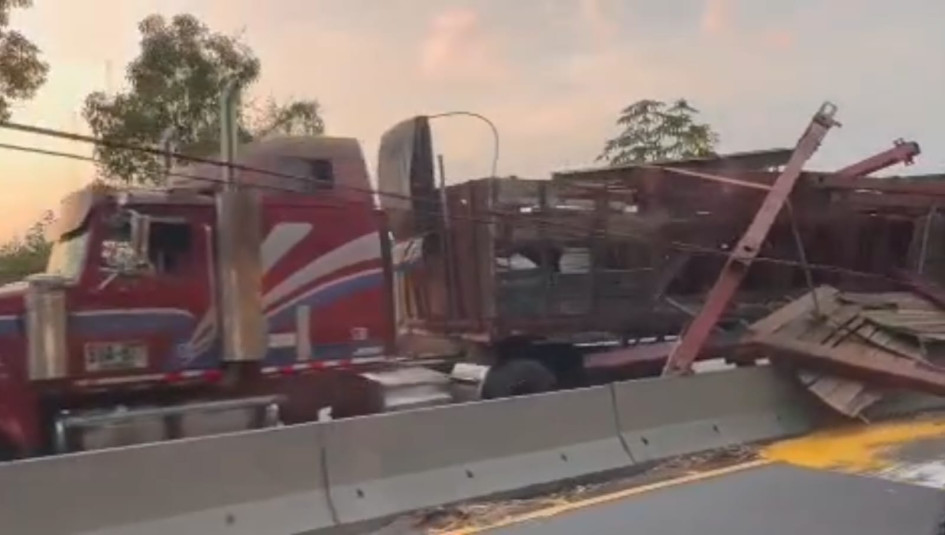 Así quedó la tractomula contra el separador de la doble calzada Chinchiná-Manizales. Así quedó la tractomula contra el separador de la doble calzada Chinchiná-Manizales.