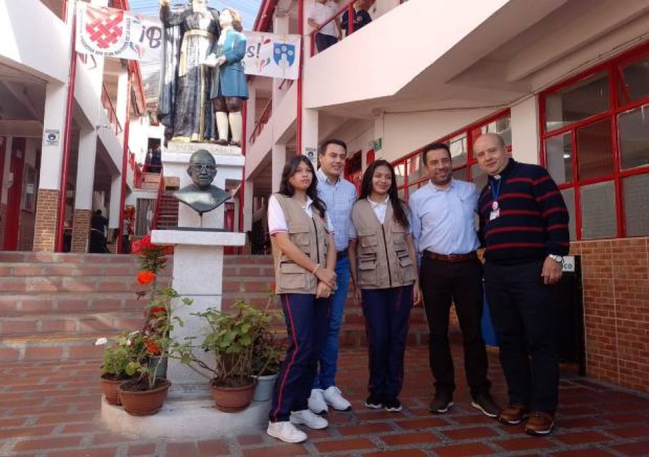 Jorge Eduardo Rojas, alcalde de Manizales, en el colegio San Juan Bautista de la Salle. Lo acompañan Andrés Felipe Betancurth, secretario de Educación municipal; el padre Héctor Adrián Gaviria Chica, rector de la I.E., y estudiantes de PRENSA ESCUELA, programa con LA PATRIA. Jorge Eduardo Rojas, alcalde de Manizales, en el colegio San Juan Bautista de la Salle. Lo acompañan Andrés Felipe Betancurth, secretario de Educación municipal; el padre Héctor Adrián Gaviria Chica, rector de la I.E., y estudiantes de PRENSA ESCUELA, programa con LA PATRIA.