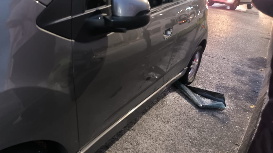 En video quedó registrado cuando dos motociclistas pinchan las llantas con armas cortopunzantes. En video quedó registrado cuando dos motociclistas pinchan las llantas con armas cortopunzantes.
