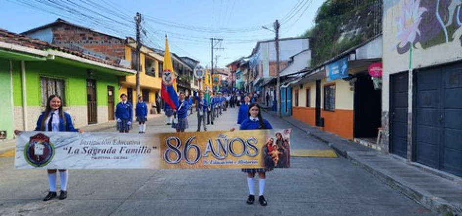 Estudiantes salieron a las calles para festejar con la Institución Educativa Sagrada Familia, de Palestina. Estudiantes salieron a las calles para festejar con la Institución Educativa Sagrada Familia, de Palestina.