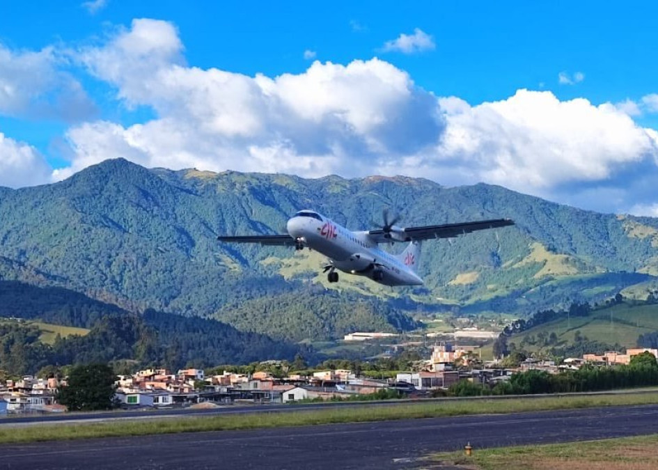 La aerolínea Clic es la única que opera en el Aeropuerto La Nubia de Manizales. Avión de la aerolínea clic en el aeropuerto La Nubia en Manizales